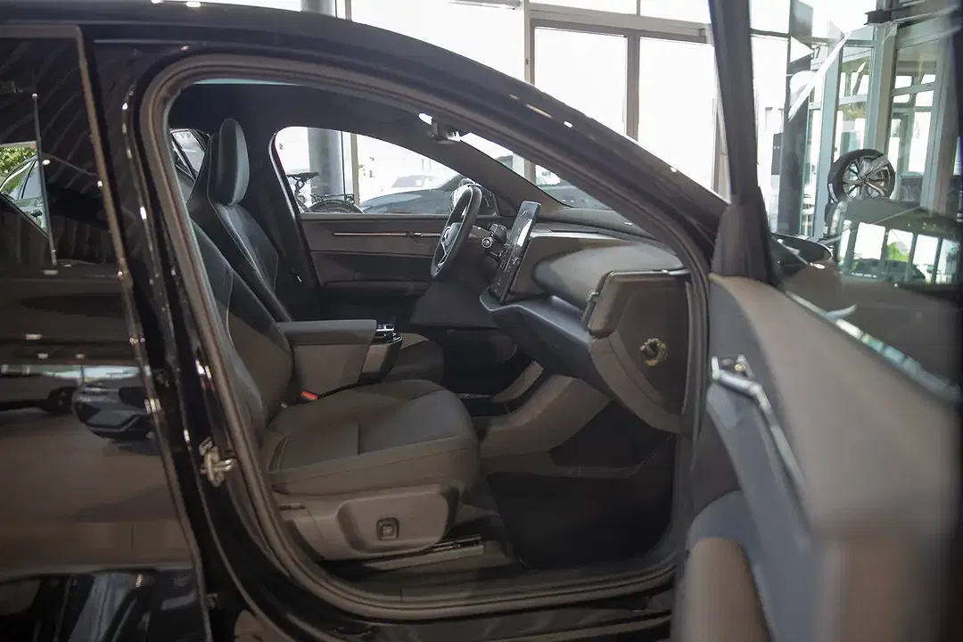 Volvo EX30 Extended Range Ultra Black Edition - Thumbnail 7