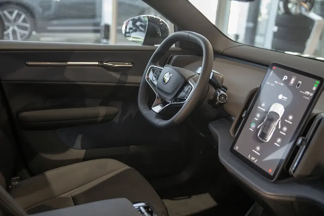 Volvo EX30 Extended Range Ultra Black Edition - Thumbnail 8