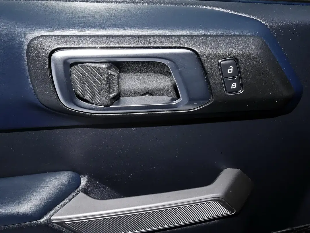 Ford Bronco - Thumbnail 11