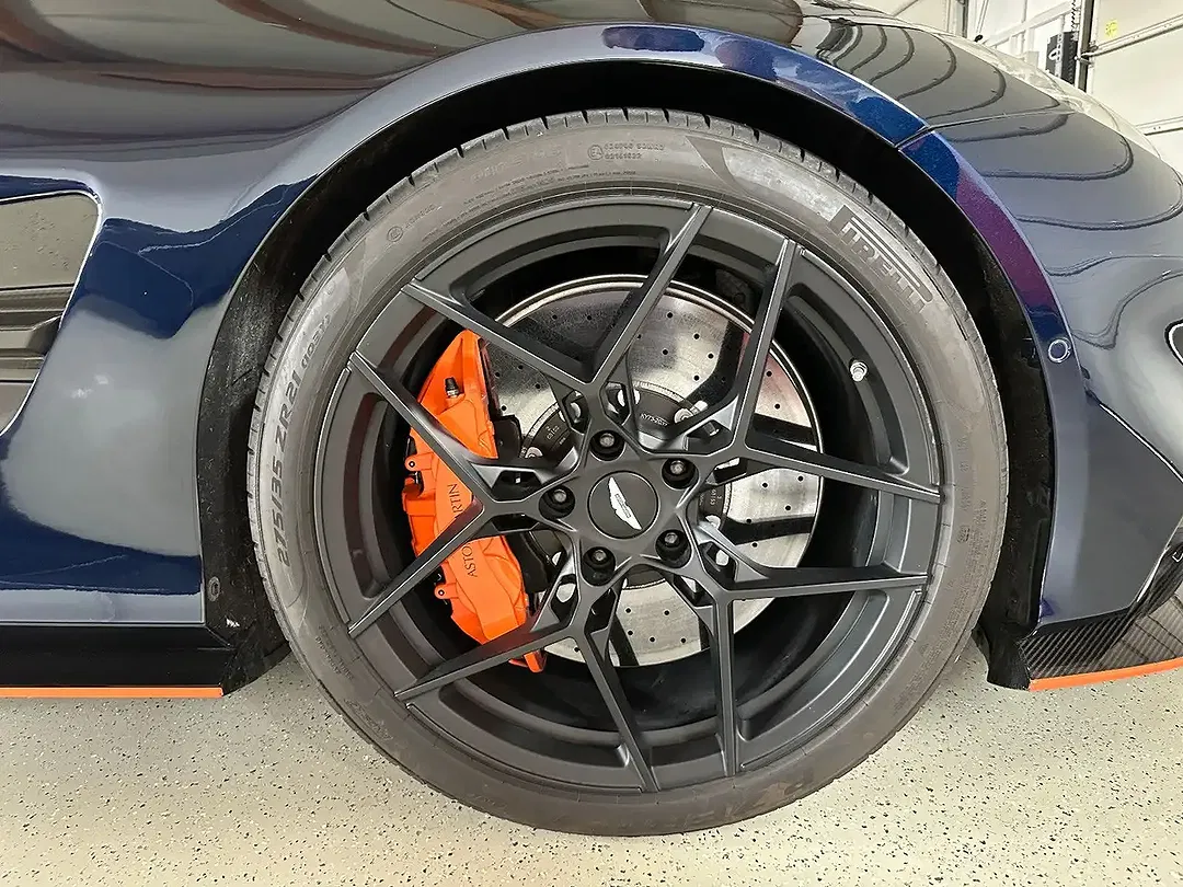 Aston Martin Vanquish Volante - Thumbnail 10
