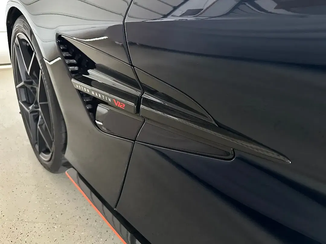 Aston Martin Vanquish Volante - Thumbnail 13