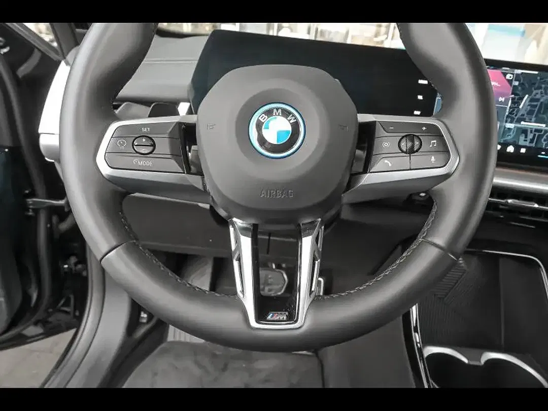 BMW iX2 M - Thumbnail 5