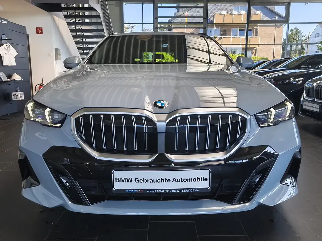 BMW 520 xDrive Touring M Sport - Thumbnail 2
