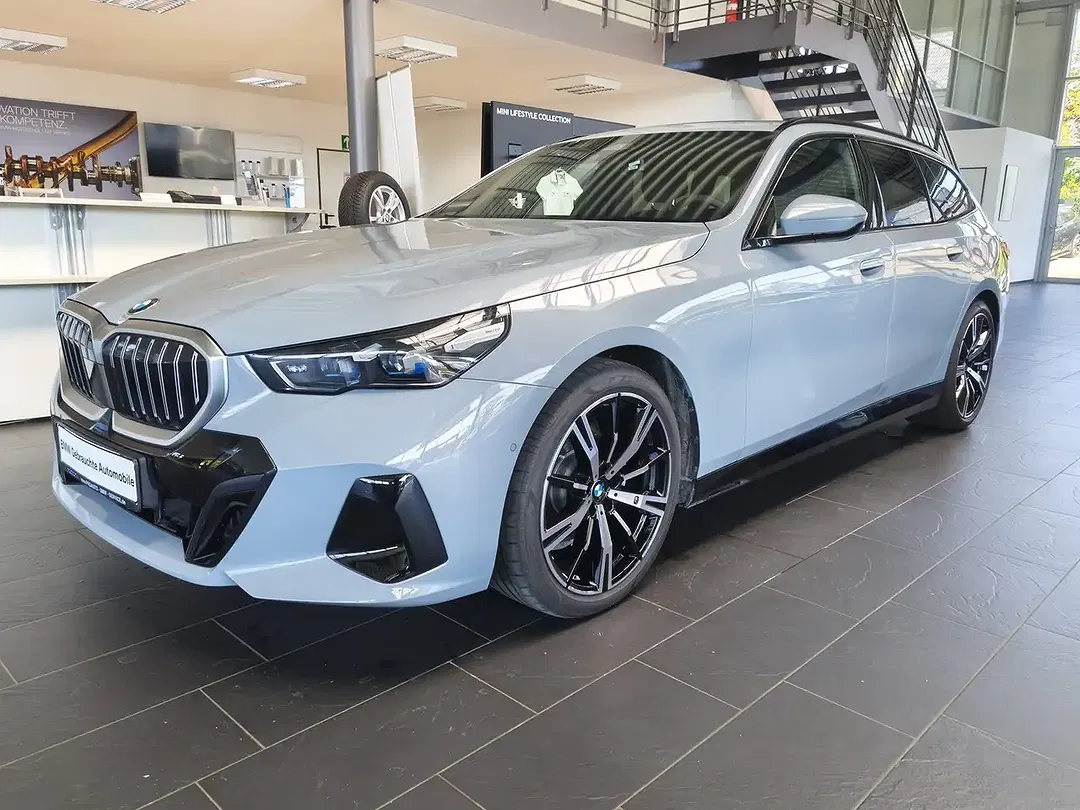BMW 520 xDrive Touring M Sport - Thumbnail 3
