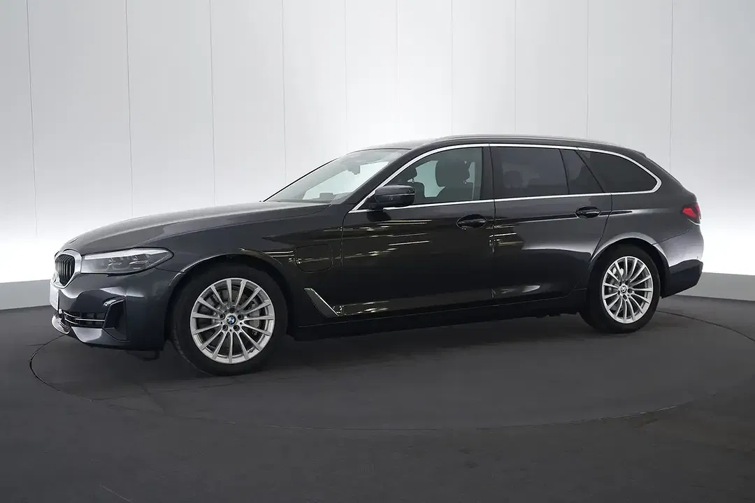 BMW 530 PHEV xDrive Touring Business - Thumbnail 2