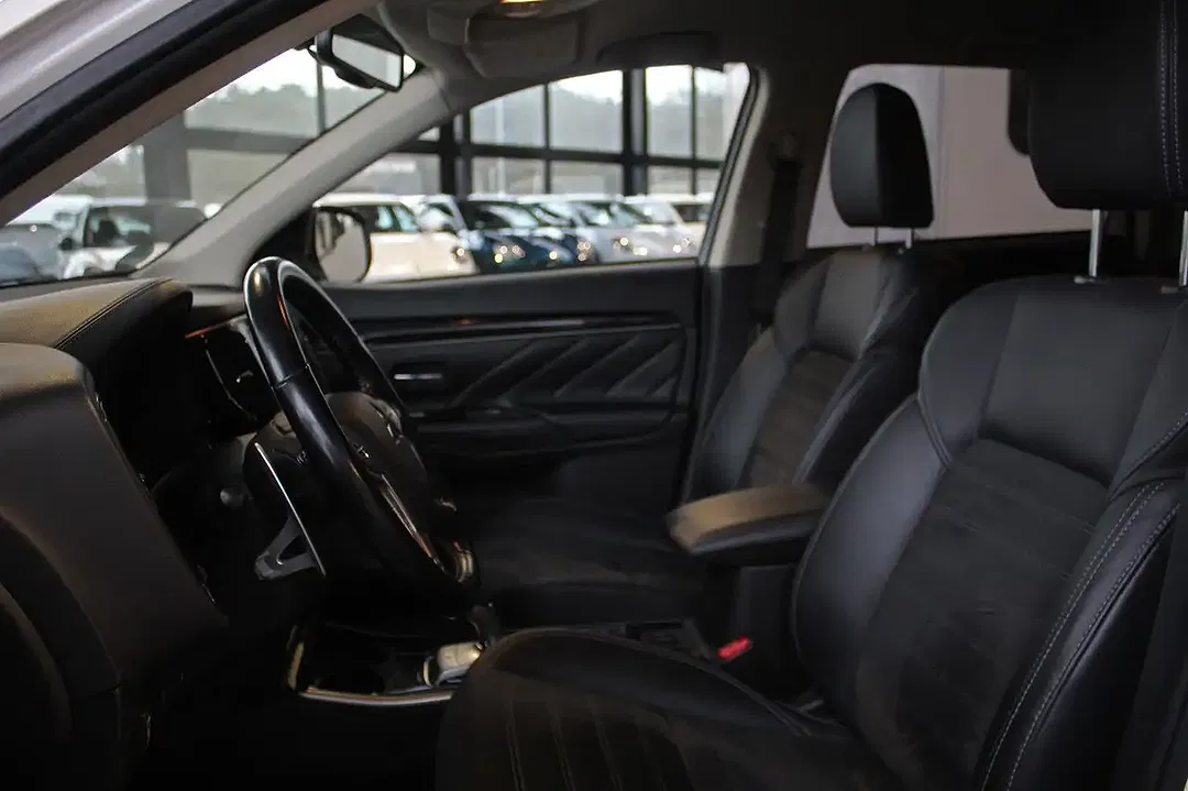 Mitsubishi Outlander PHEV 4WD Basis Spirit - Thumbnail 11