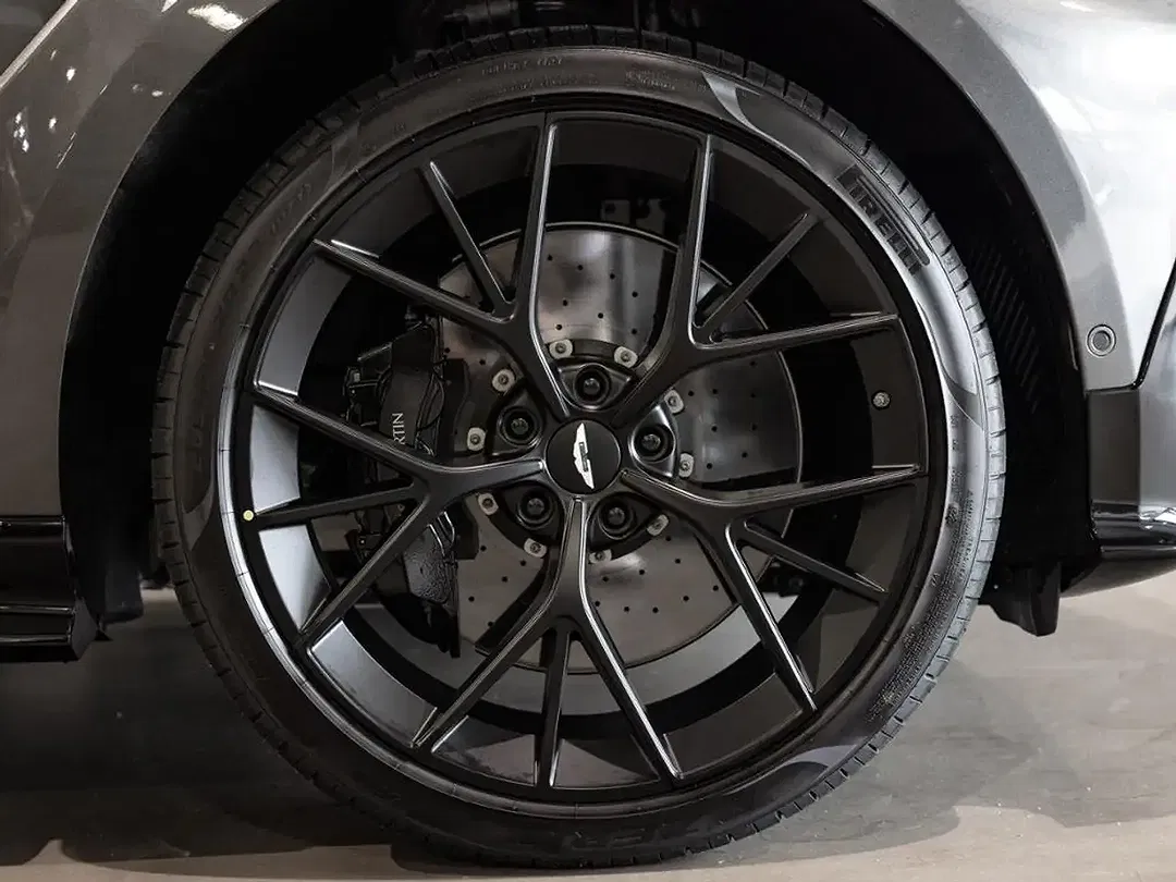 Aston Martin DBX - Thumbnail 5