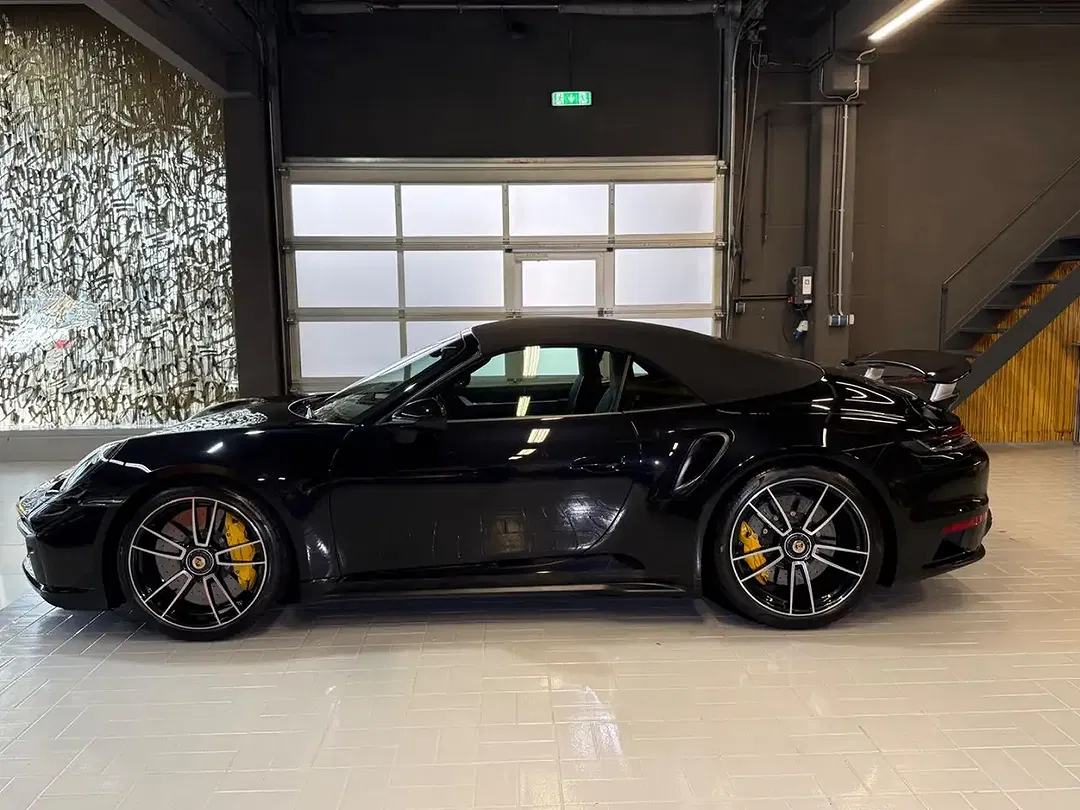 Porsche 911 Turbo S Cabriolet - Thumbnail 4