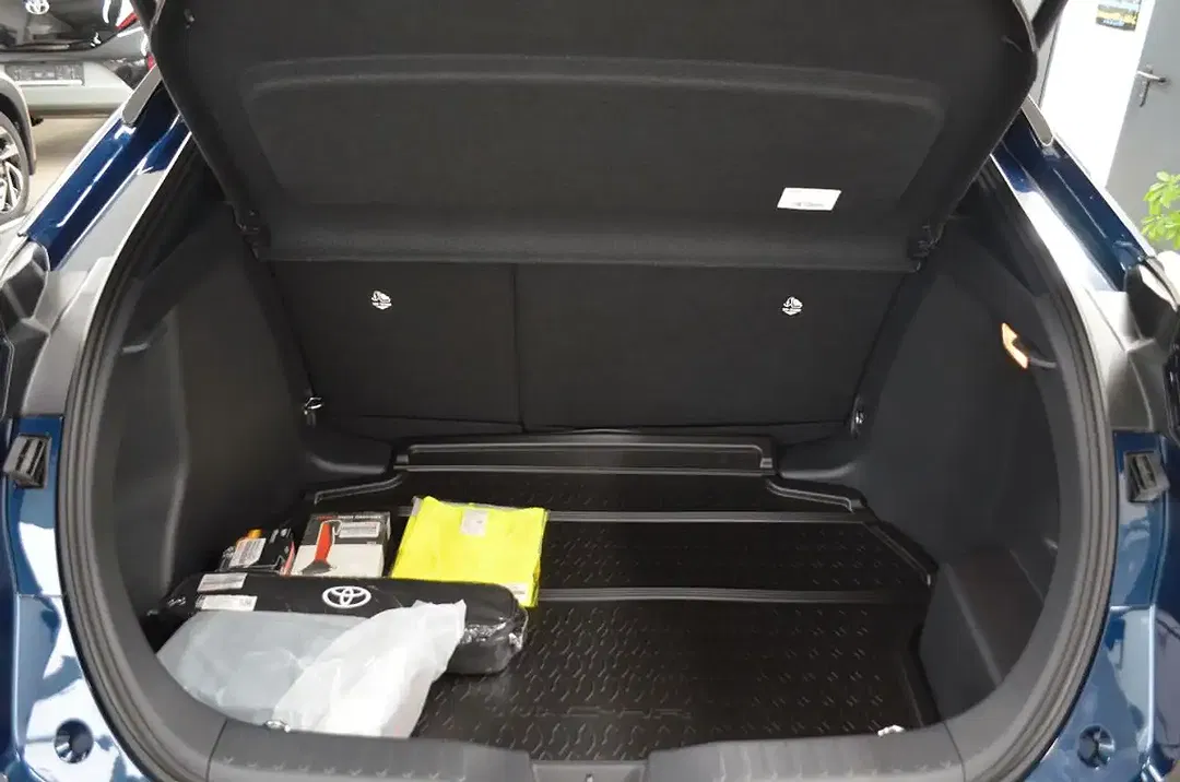Toyota C-HR Hybrid Teamplayer - Thumbnail 9