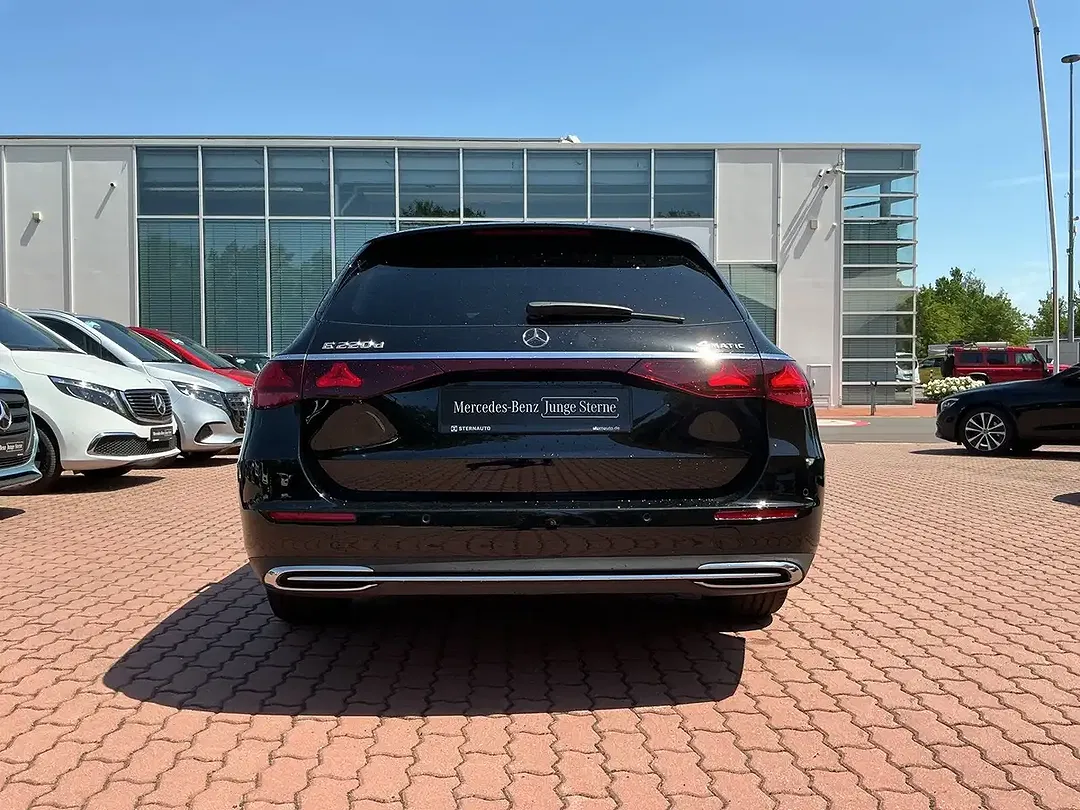 Mercedes-Benz E 220 4MATIC - Thumbnail 4