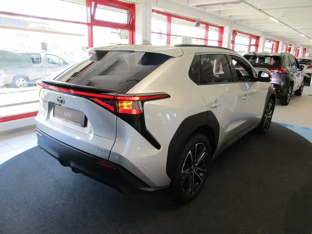 Toyota bZ4X - Thumbnail 4