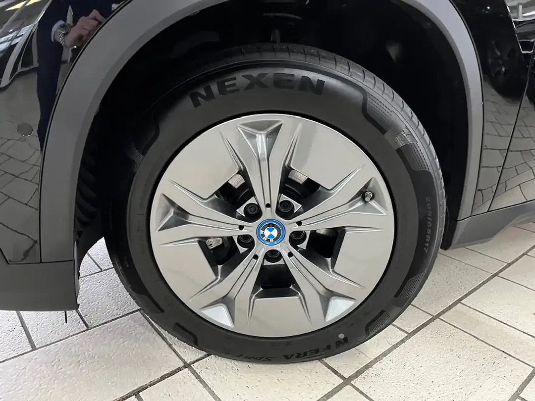 BMW iX1 xDrive - Thumbnail 4