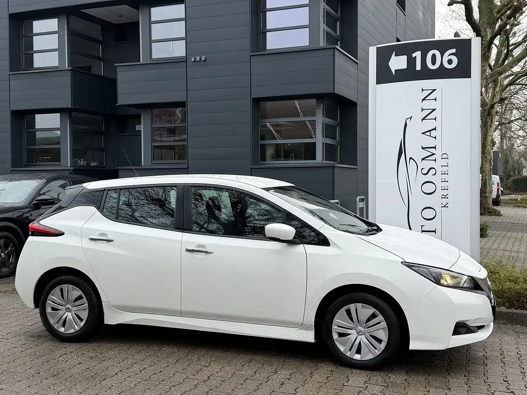 Nissan Leaf - Thumbnail 3