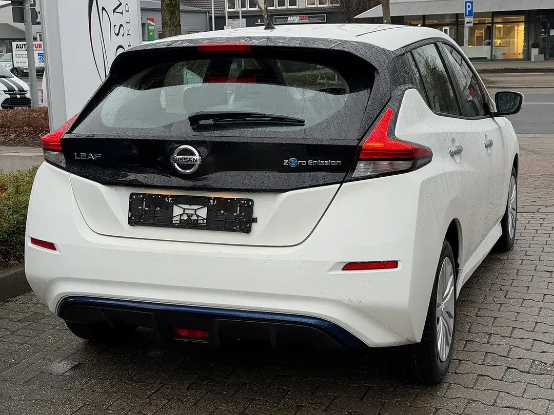 Nissan Leaf - Thumbnail 4