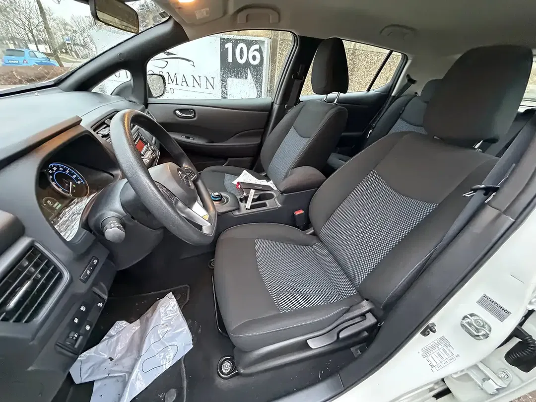 Nissan Leaf - Thumbnail 5