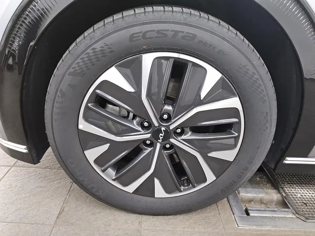 Kia EV6 - Thumbnail 12