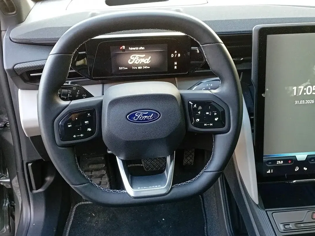 Ford Explorer Standard Range Premium - Thumbnail 10