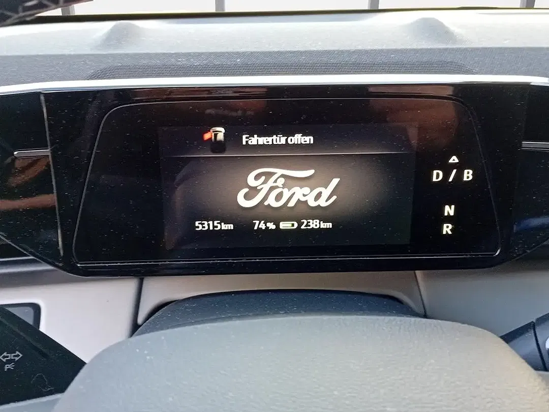 Ford Explorer Standard Range Premium - Thumbnail 11