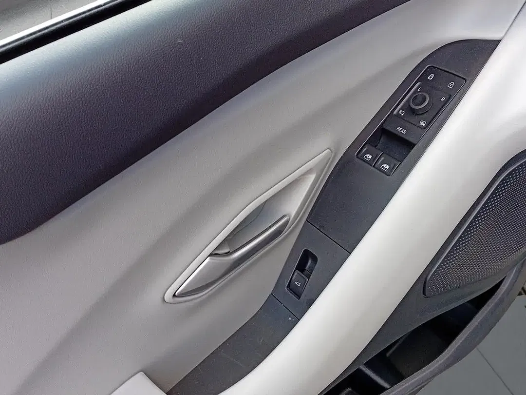 Ford Explorer Standard Range Premium - Thumbnail 12