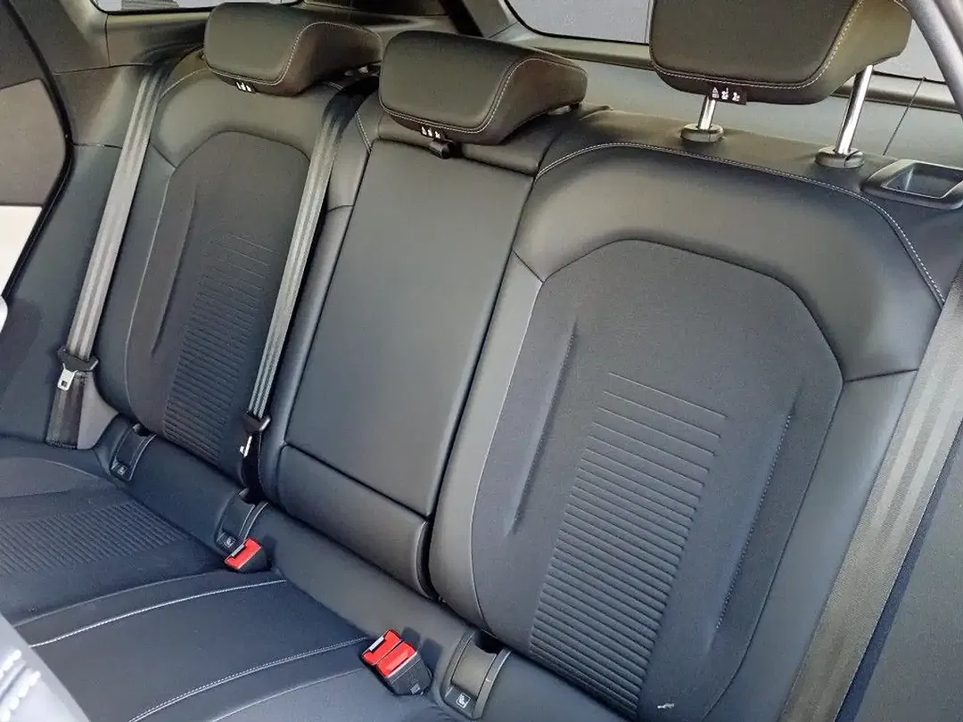 Ford Explorer Standard Range Premium - Thumbnail 13