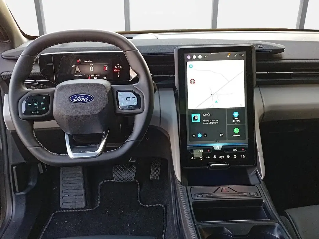 Ford Explorer Standard Range Premium - Thumbnail 14