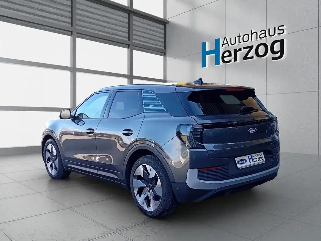 Ford Explorer Standard Range Premium - Thumbnail 3
