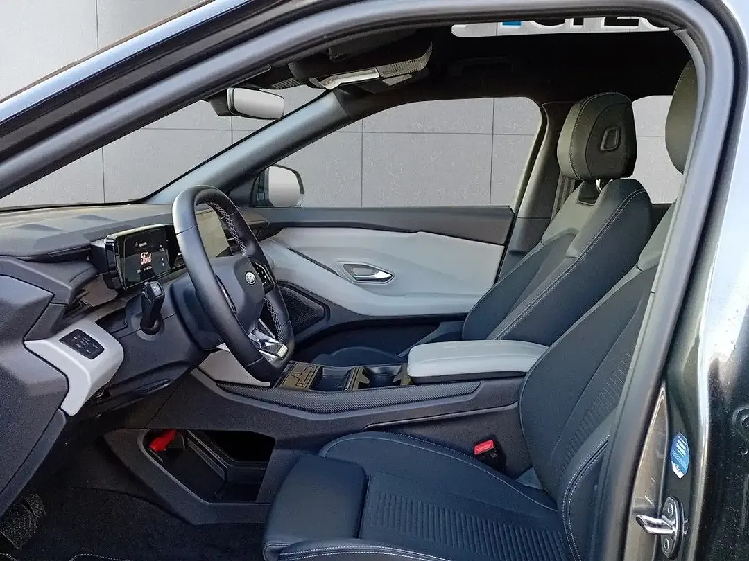 Ford Explorer Standard Range Premium - Thumbnail 9