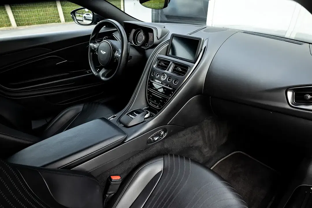 Aston Martin DB11 V8 Coupe - Thumbnail 12