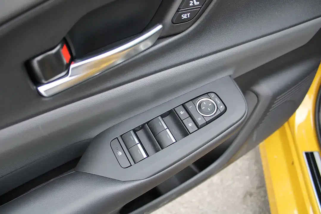 Toyota Prius PHEV - Thumbnail 13