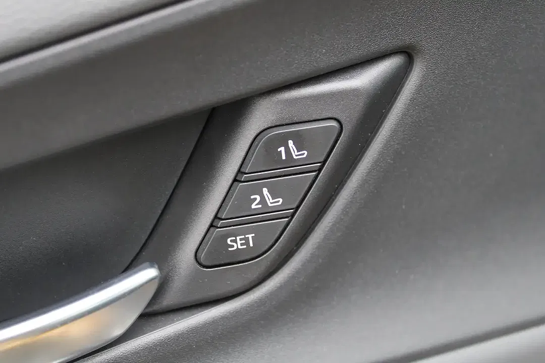Toyota Prius PHEV - Thumbnail 14