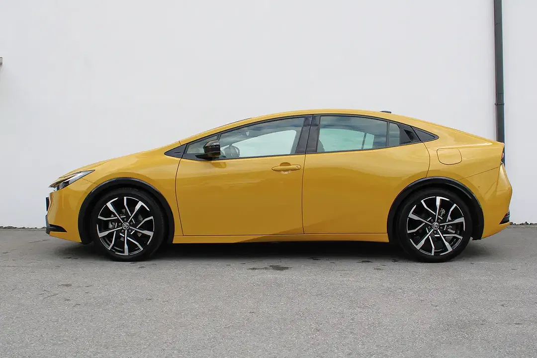 Toyota Prius PHEV - Thumbnail 3