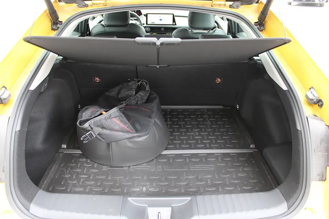 Toyota Prius PHEV - Thumbnail 6