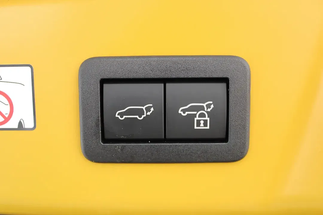 Toyota Prius PHEV - Thumbnail 7