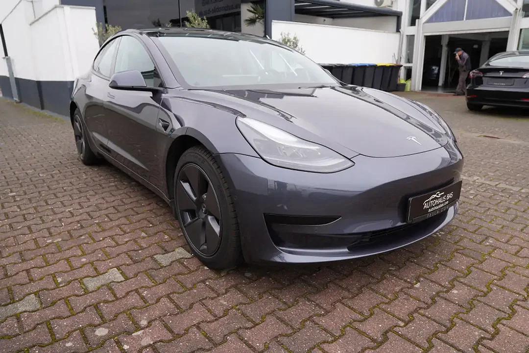 Tesla Model 3 Standard Range Plus - Afbeelding 1
