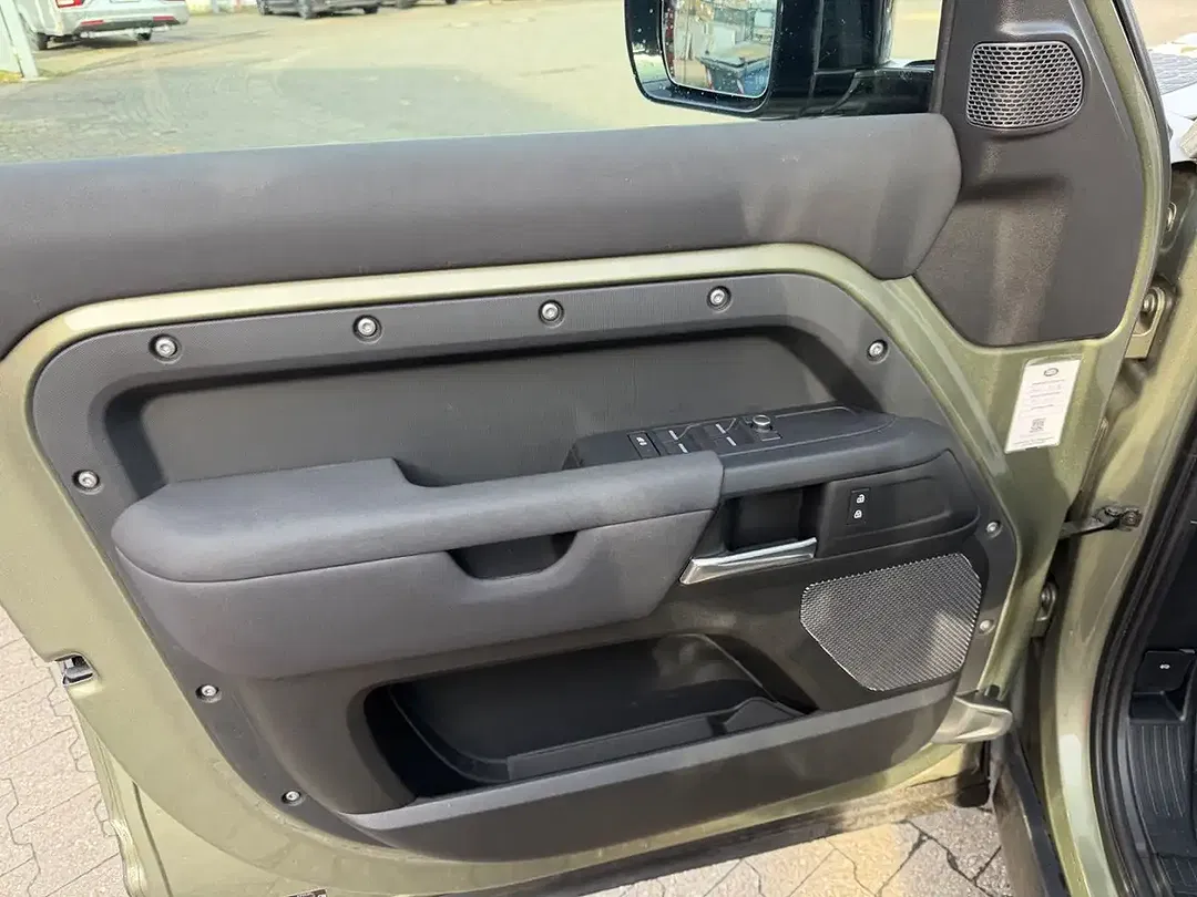Land Rover Defender 110 - Thumbnail 12