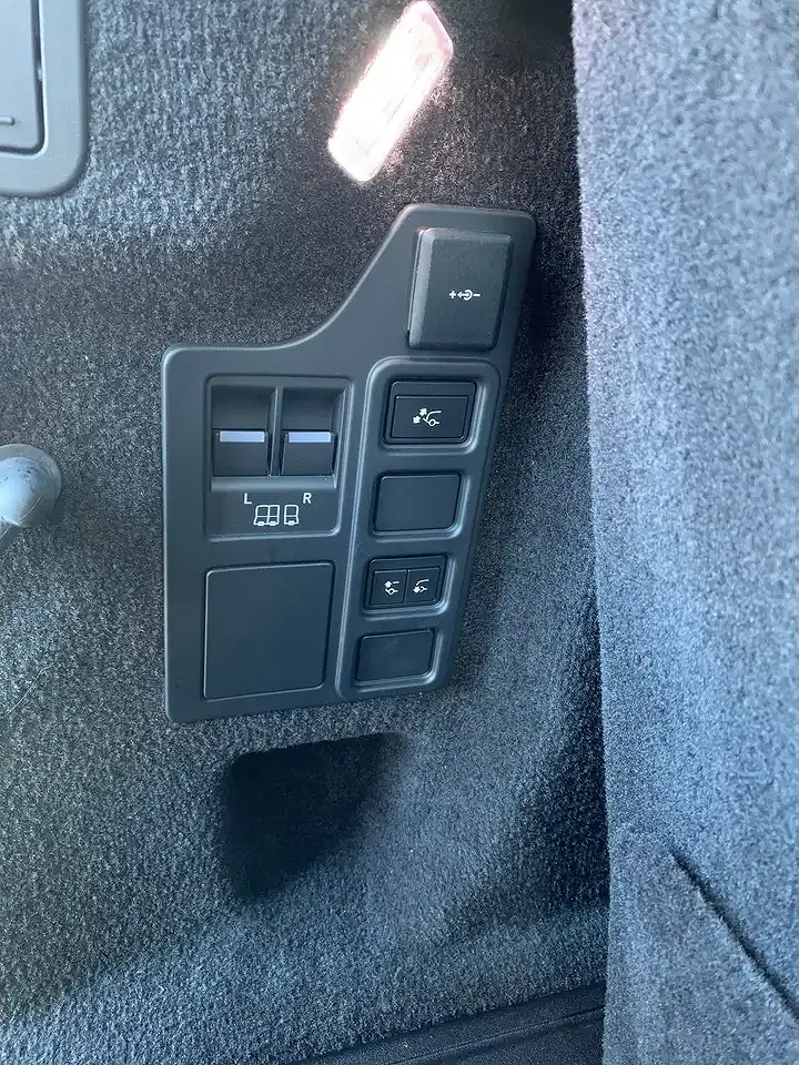 Land Rover Discovery R-Dynamic HSE - Thumbnail 13