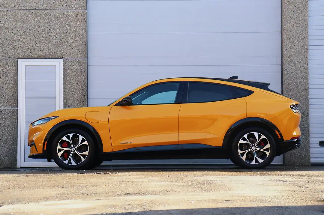 Ford Mustang Mach-E 4x4 Premium - Thumbnail 3