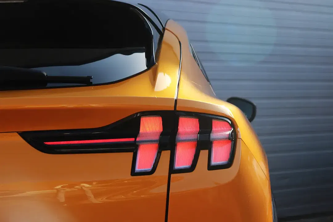 Ford Mustang Mach-E 4x4 Premium - Thumbnail 7