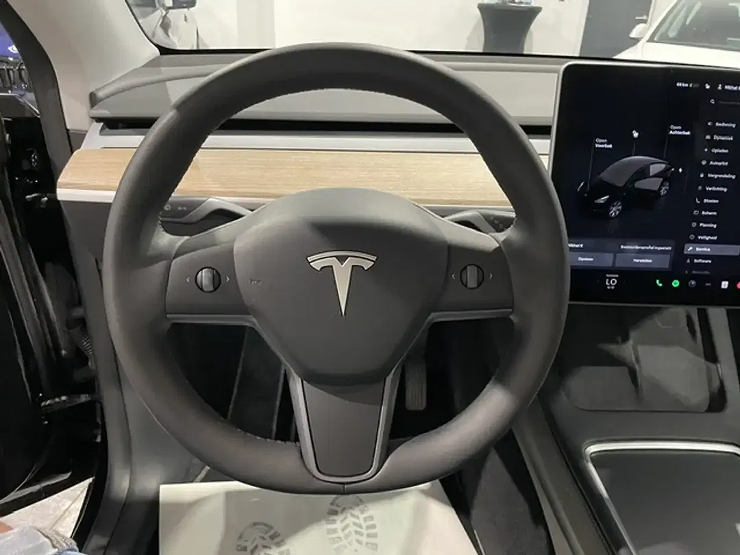 Tesla Model Y Standard Range - Thumbnail 10