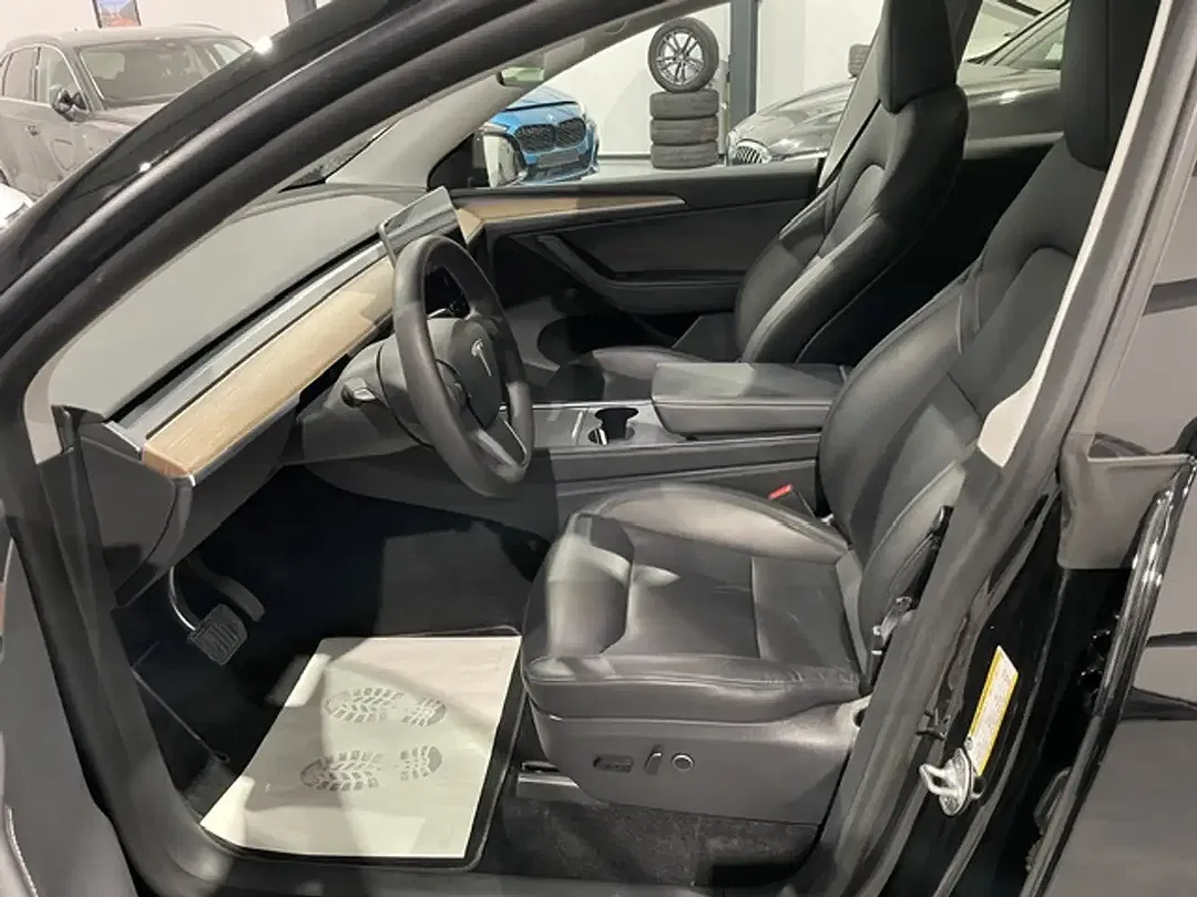 Tesla Model Y Standard Range - Thumbnail 13