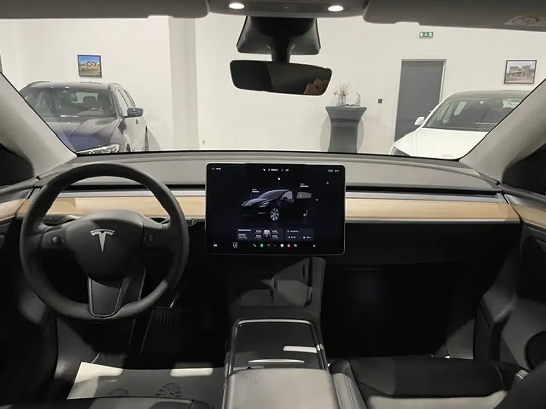 Tesla Model Y Standard Range - Thumbnail 14