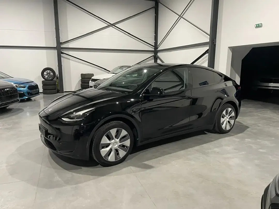 Tesla Model Y Standard Range - Thumbnail 3