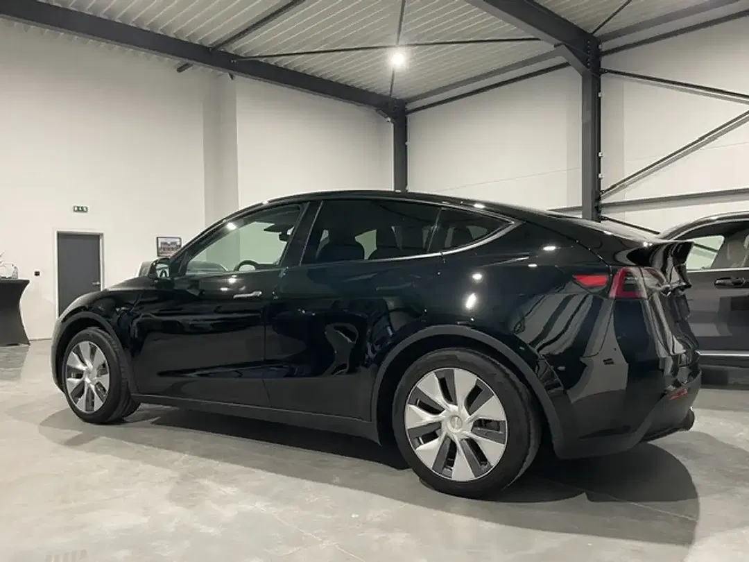 Tesla Model Y Standard Range - Thumbnail 5