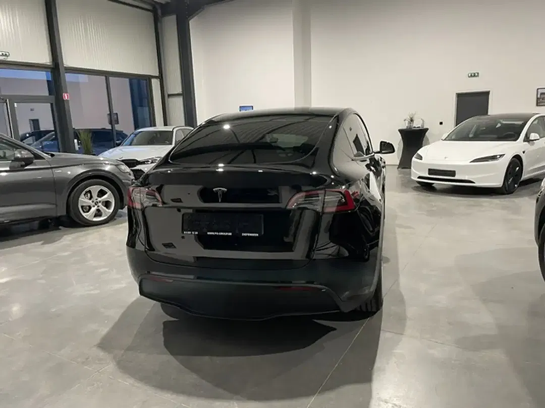 Tesla Model Y Standard Range - Thumbnail 6