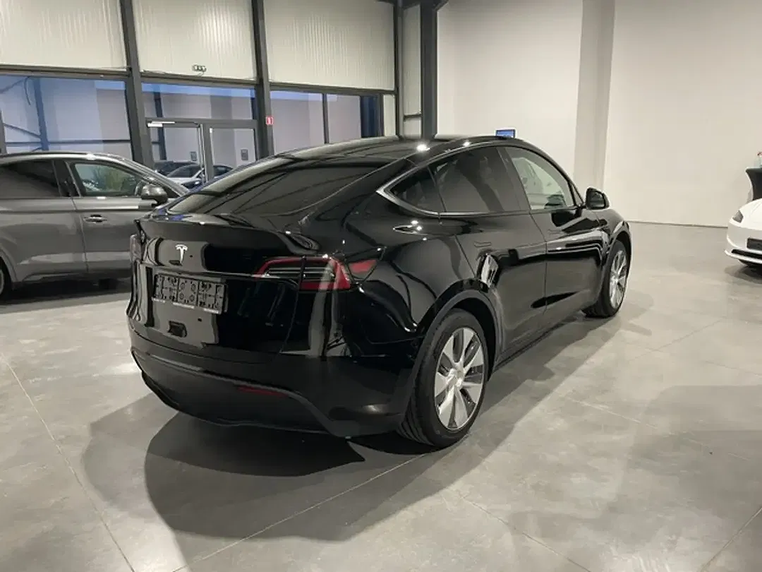 Tesla Model Y Standard Range - Thumbnail 7