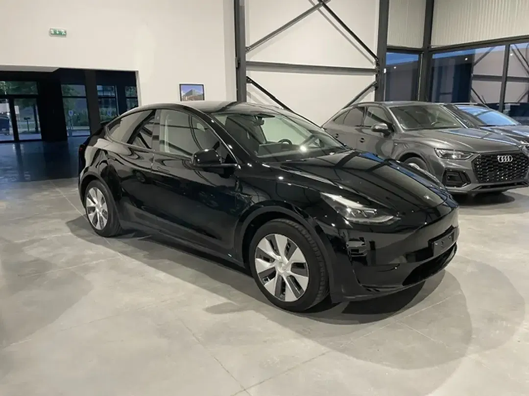 Tesla Model Y Standard Range - Thumbnail 8