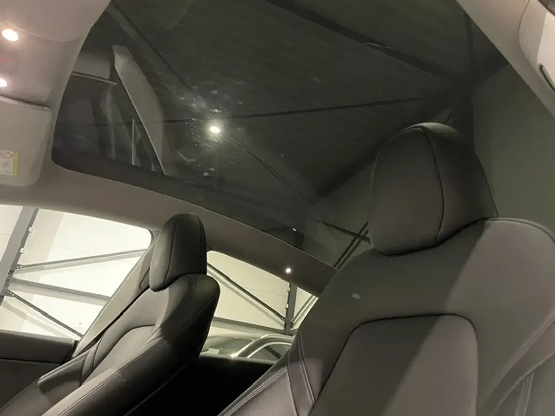 Tesla Model Y Standard Range - Thumbnail 9