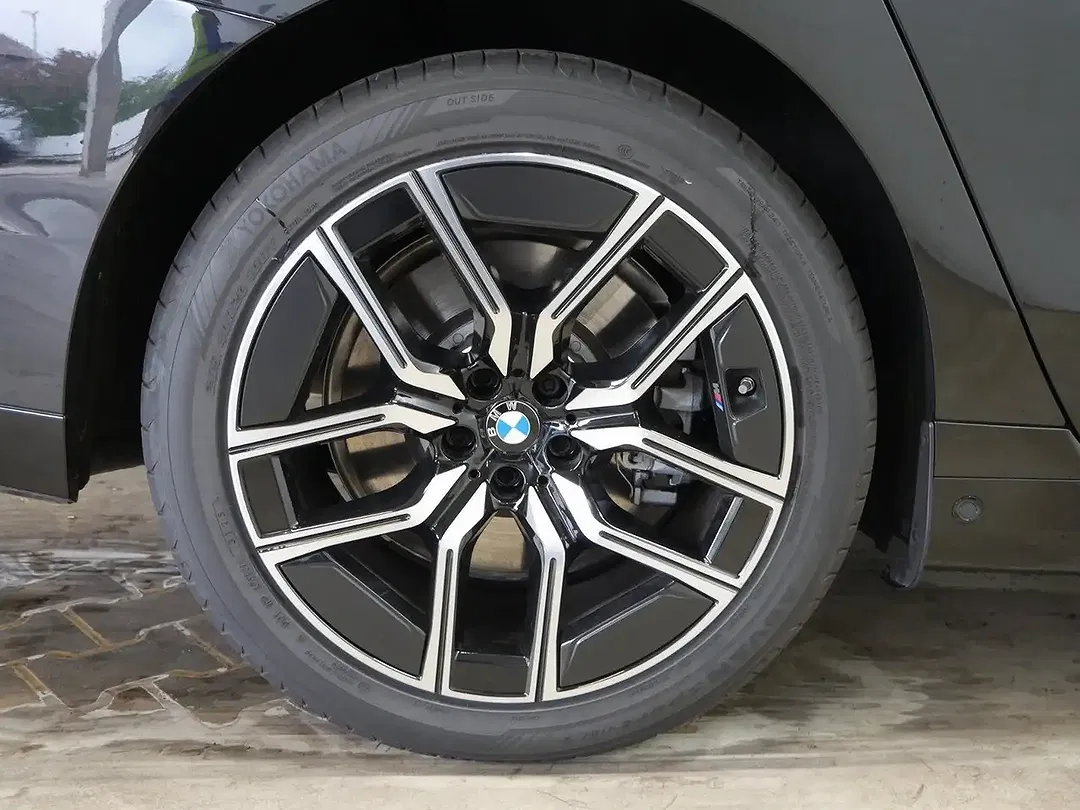 BMW 750 xDrive Lounge - Thumbnail 3