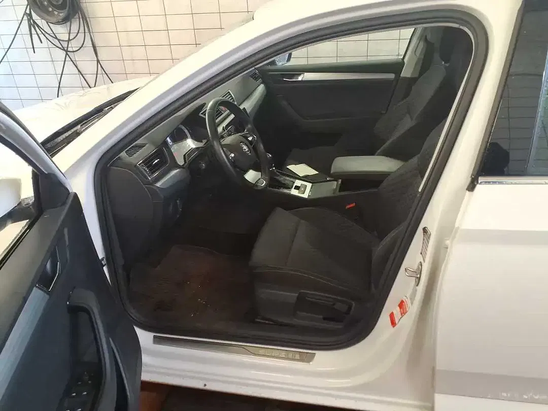 Skoda Superb 1.4 TSI iV DSG Combi Ambition - Thumbnail 9