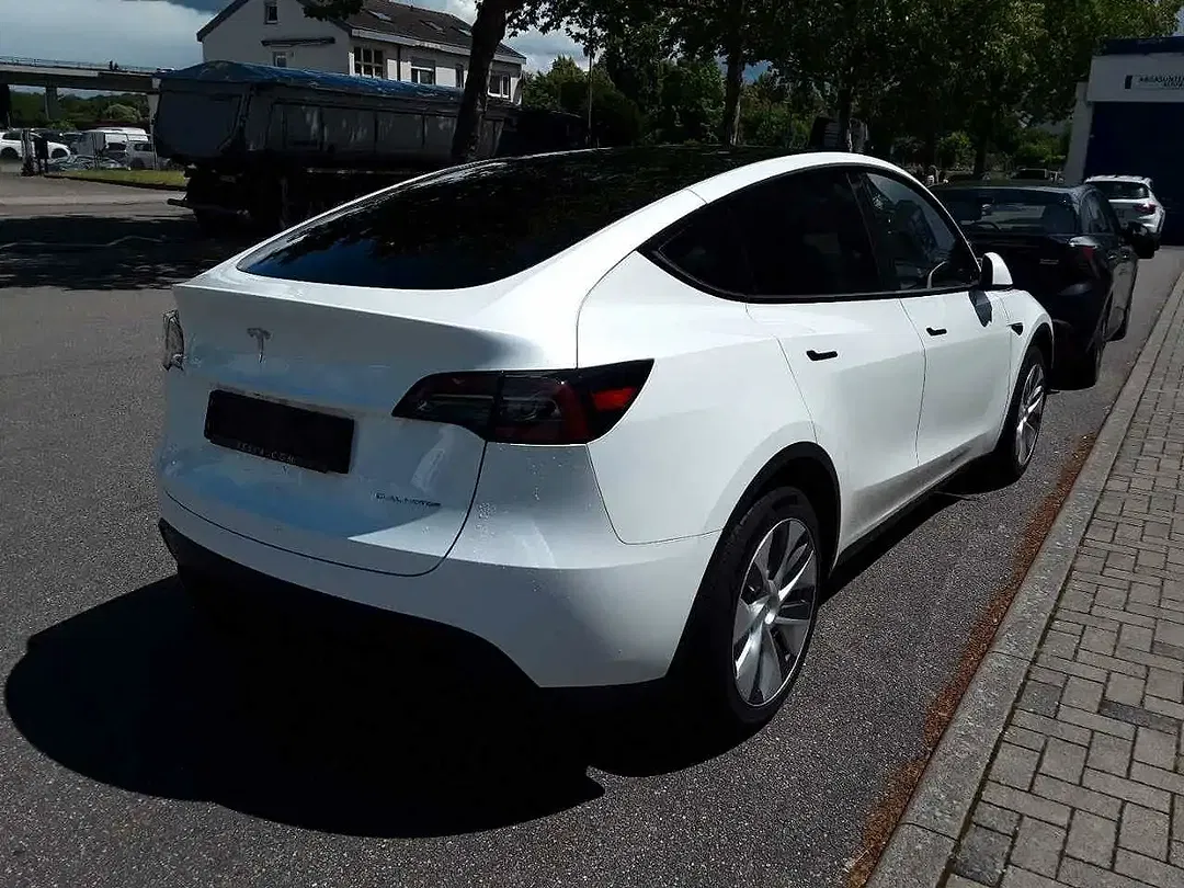 Tesla Model Y AWD Dual Motor Long Range - Thumbnail 3